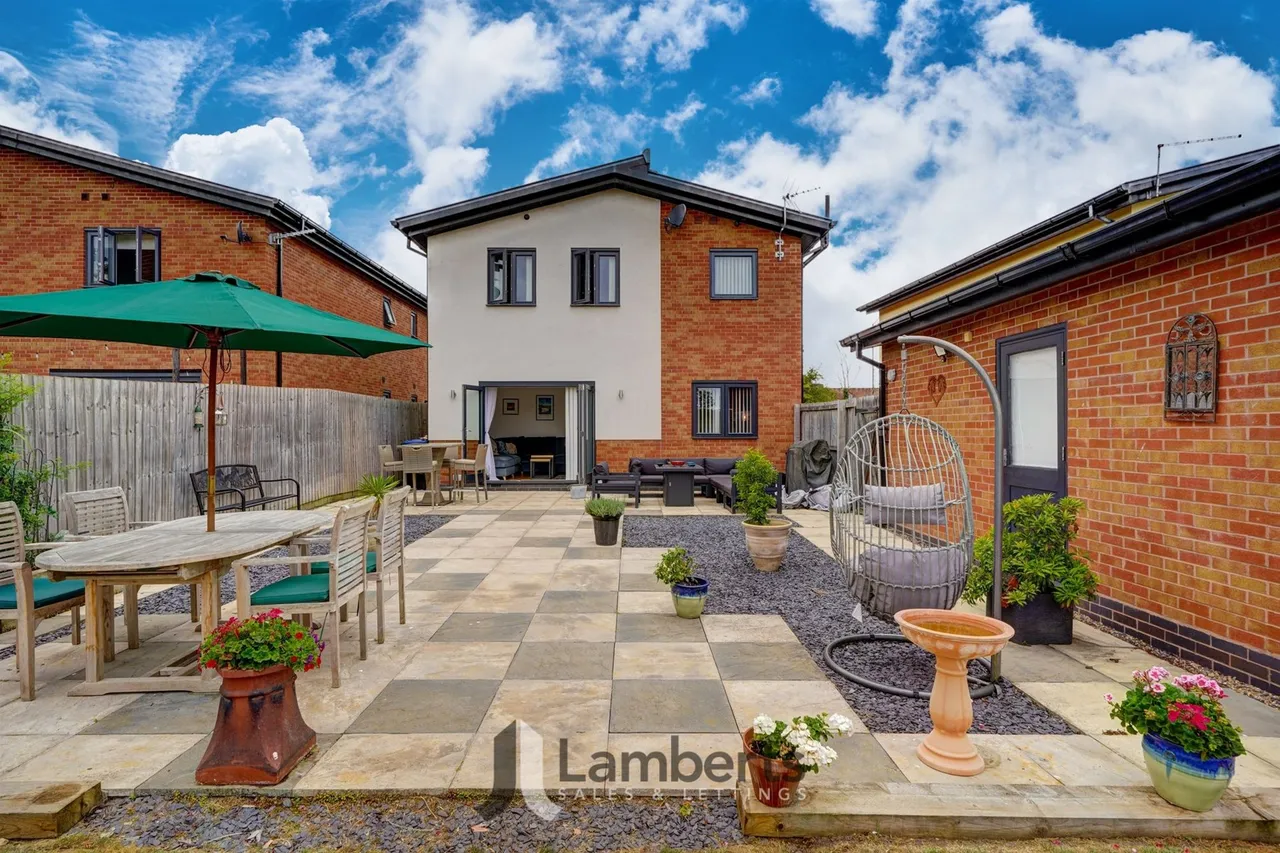 5 Arrow View, Studley, photo 31