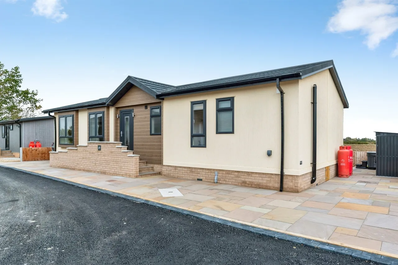 2 bed lodge for sale, Cliff Lane, Marston, NG32