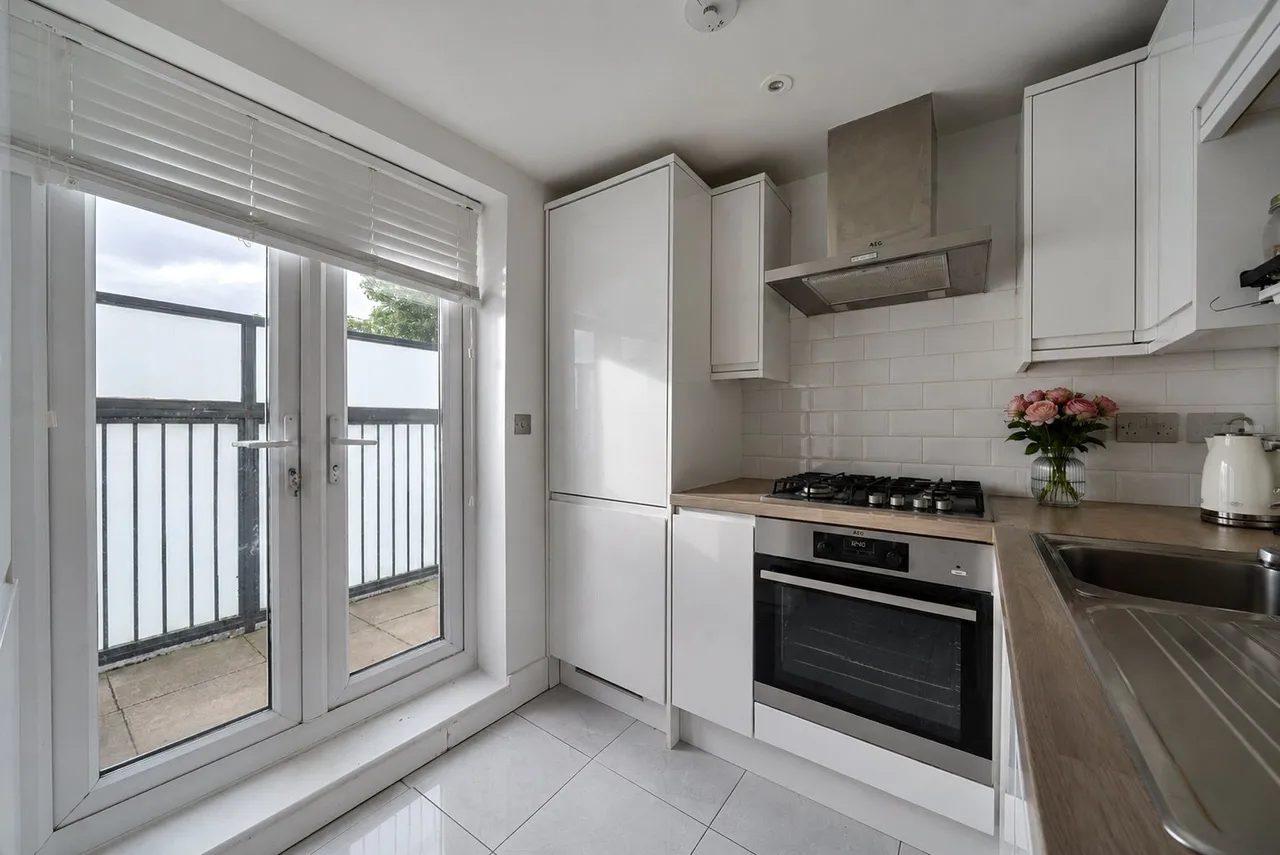 Merton Road, London, SW18 5SW, photo 3
