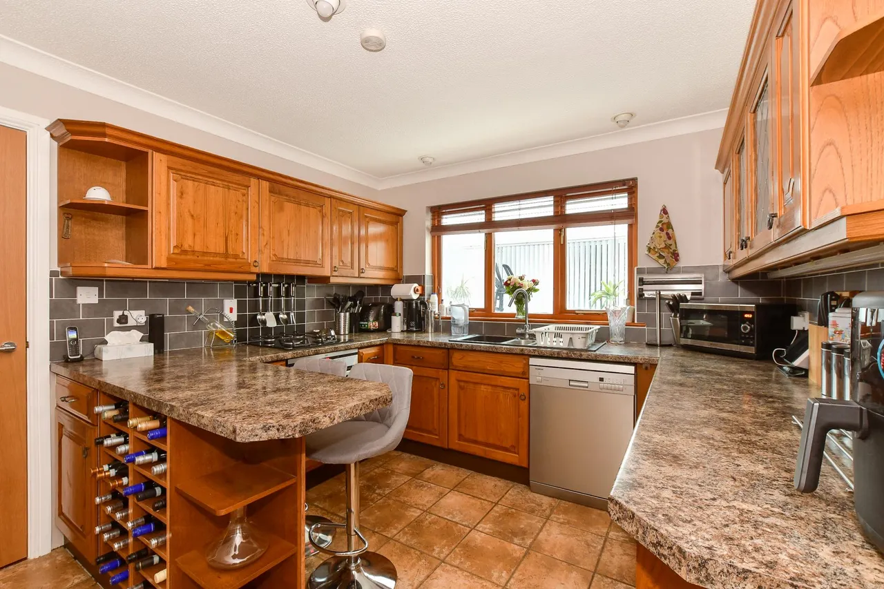 Fishbourne, PO33, photo 8