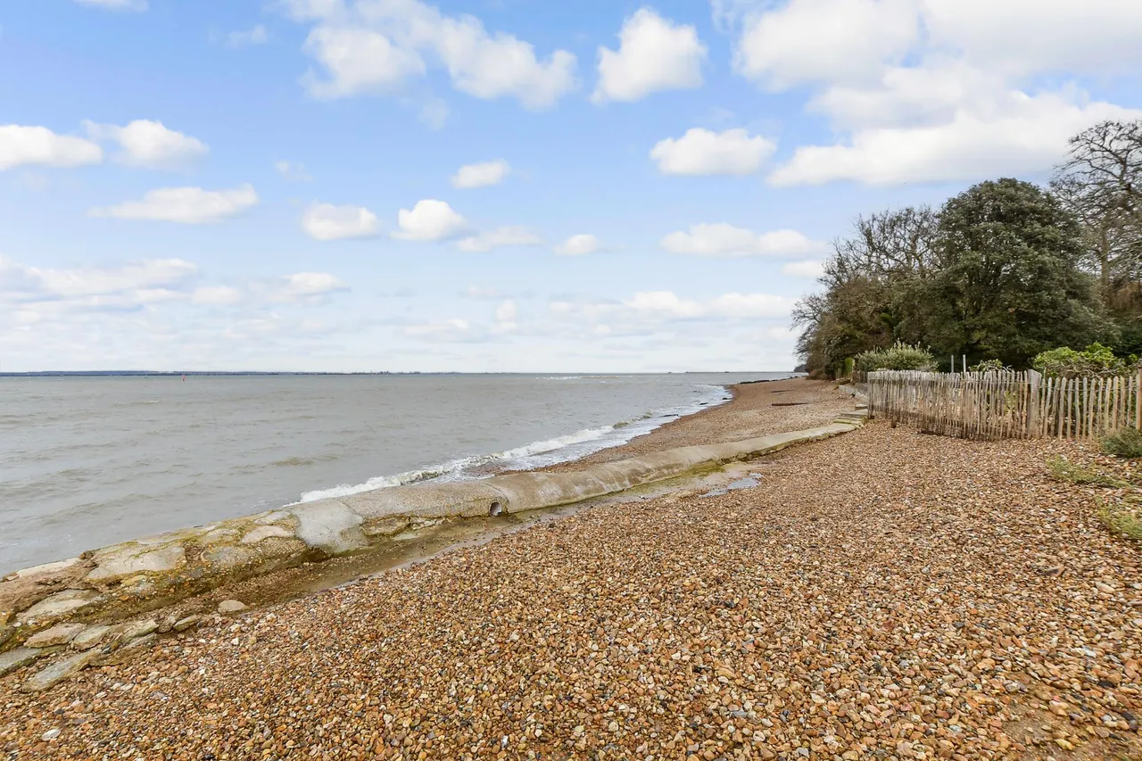 Fishbourne, PO33, photo 2