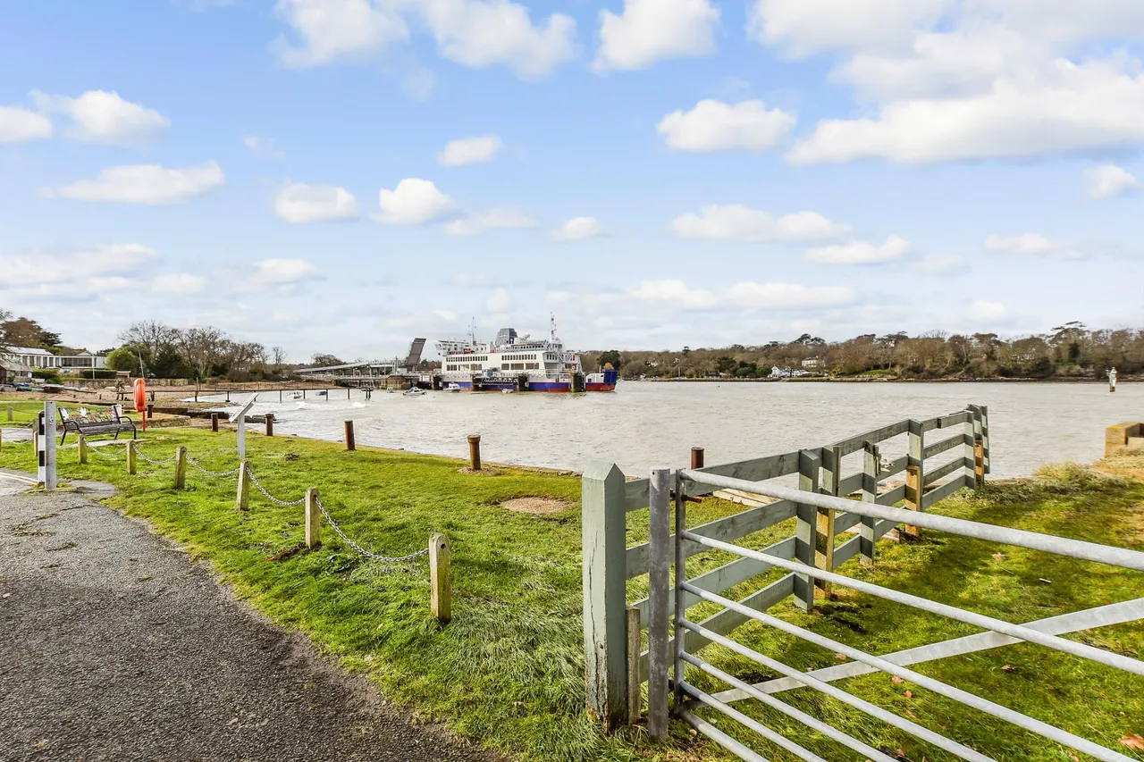 Fishbourne, PO33, photo 18
