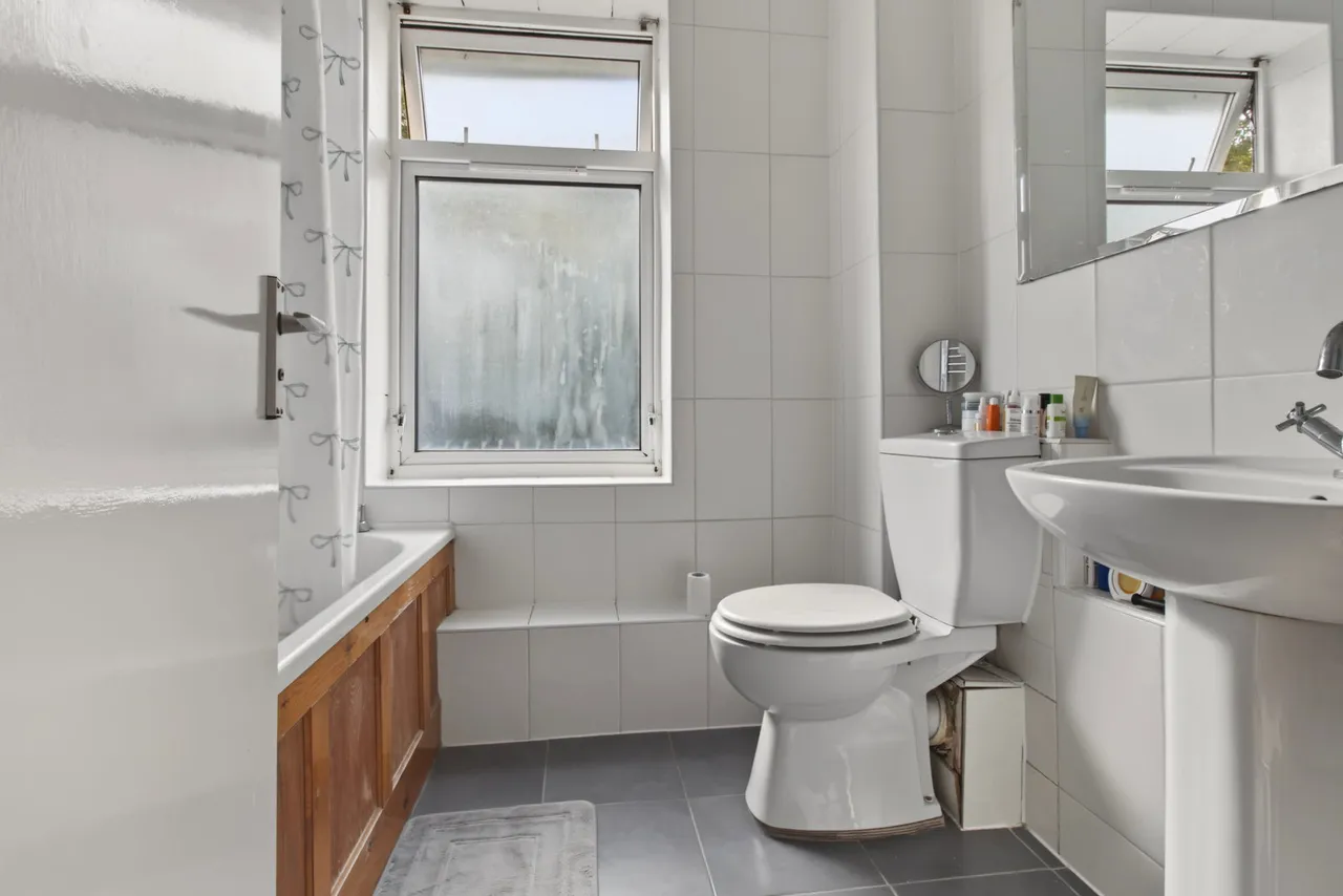 Porters Avenue, Dagenham, RM9, photo 2