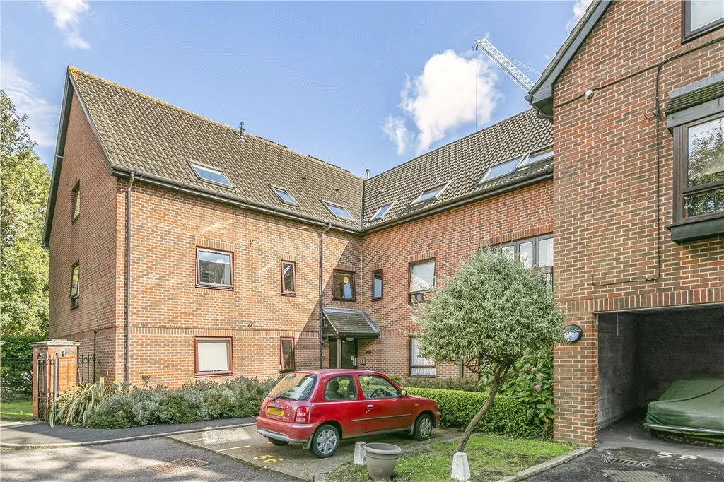 2 bed flat for sale, Moormede Crescent, Staines-upon-Thames, TW18