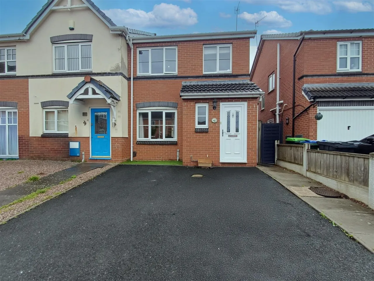 3 bed property for sale — Wesley Close, Cradley Heath