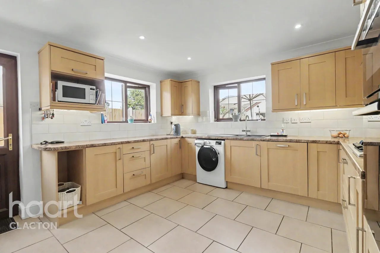 Jaywick Lane, Clacton-On-Sea, CO16, photo 6