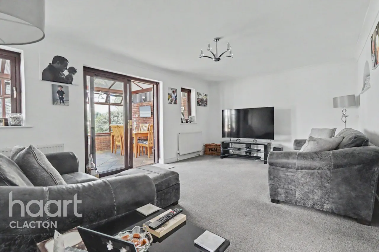 Jaywick Lane, Clacton-On-Sea, CO16, photo 3