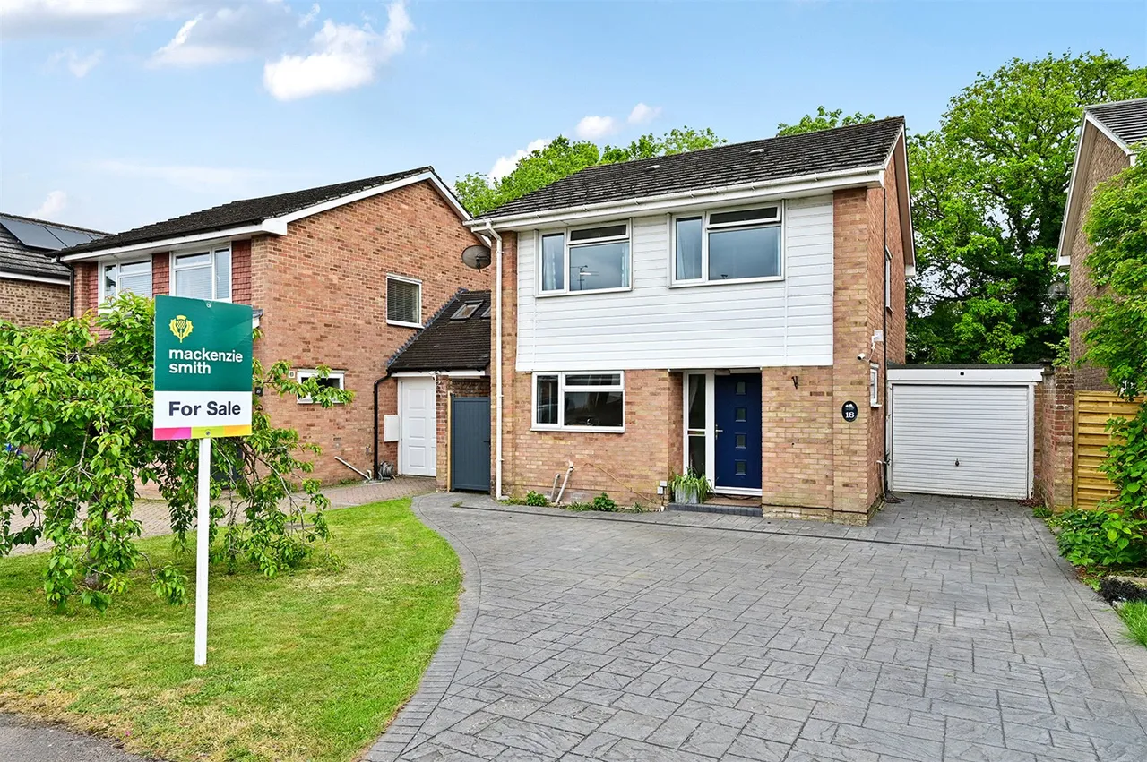4 bed house for sale — Bramshott Drive, Hook, Hampshire, RG27 9EY