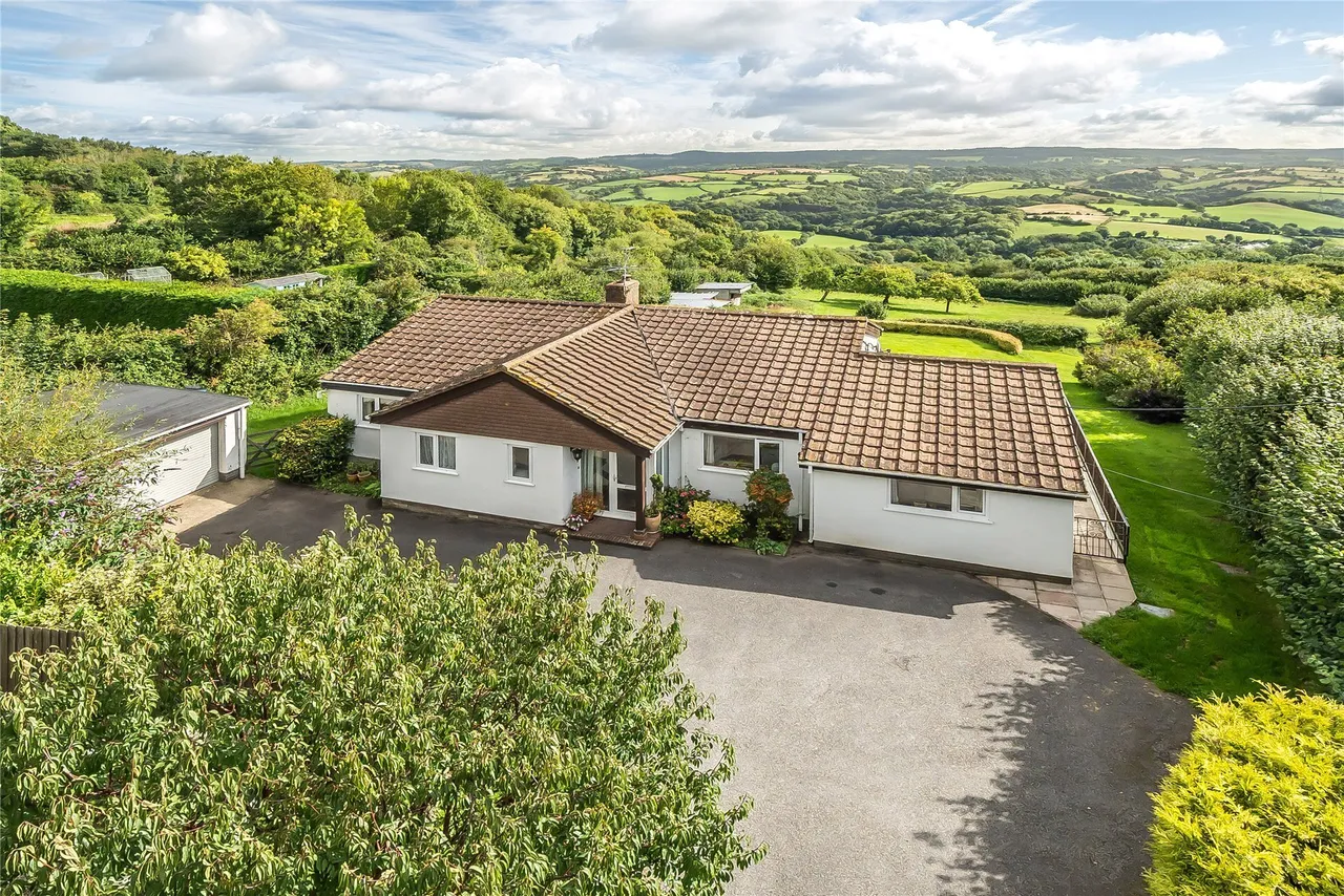 4 bed property for sale — Hennock, Bovey Tracey, Newton Abbot, Devon, TQ13