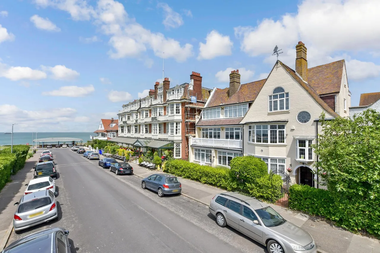2 bed flat for sale, Fifth Avenue, Cliftonville