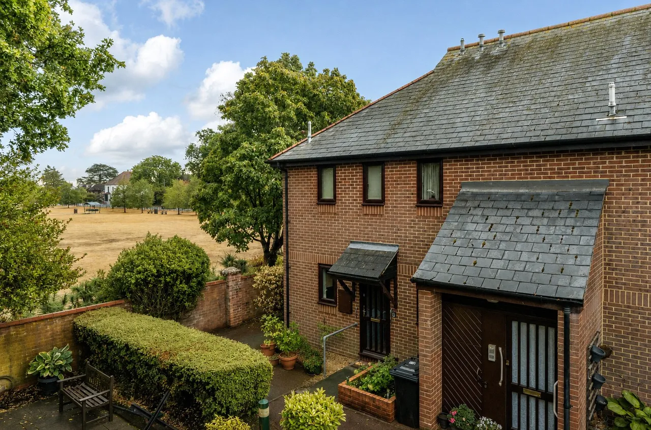 2 bed flat for sale — Badgers Croft, Victoria Road, Mortimer Common, Reading, RG7 3SW
