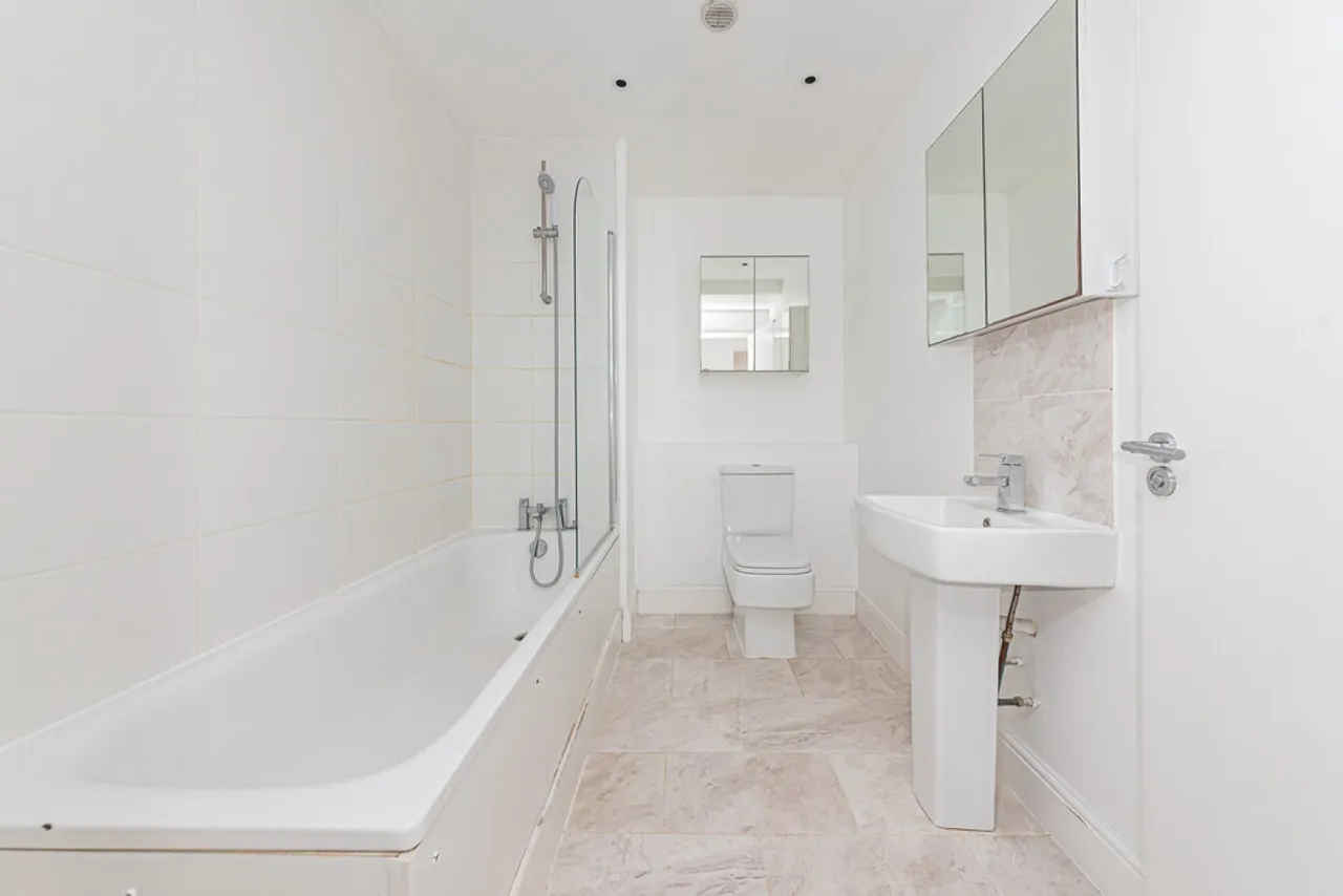 London Road, Blackwater, GU17, photo 4