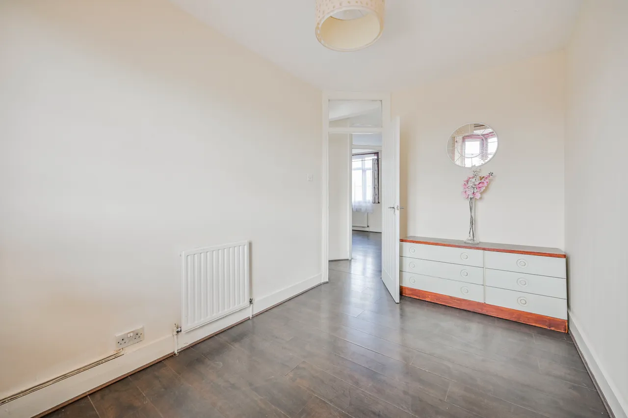 3 bed flat for sale — Flat 6, 2-10 Billet Road, London