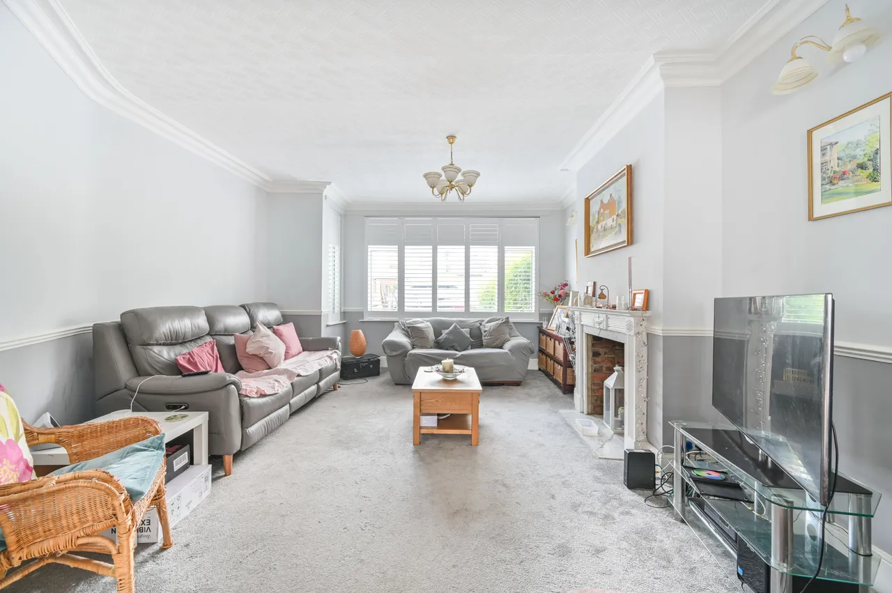 3 Queenscourt, Wembley, photo 6