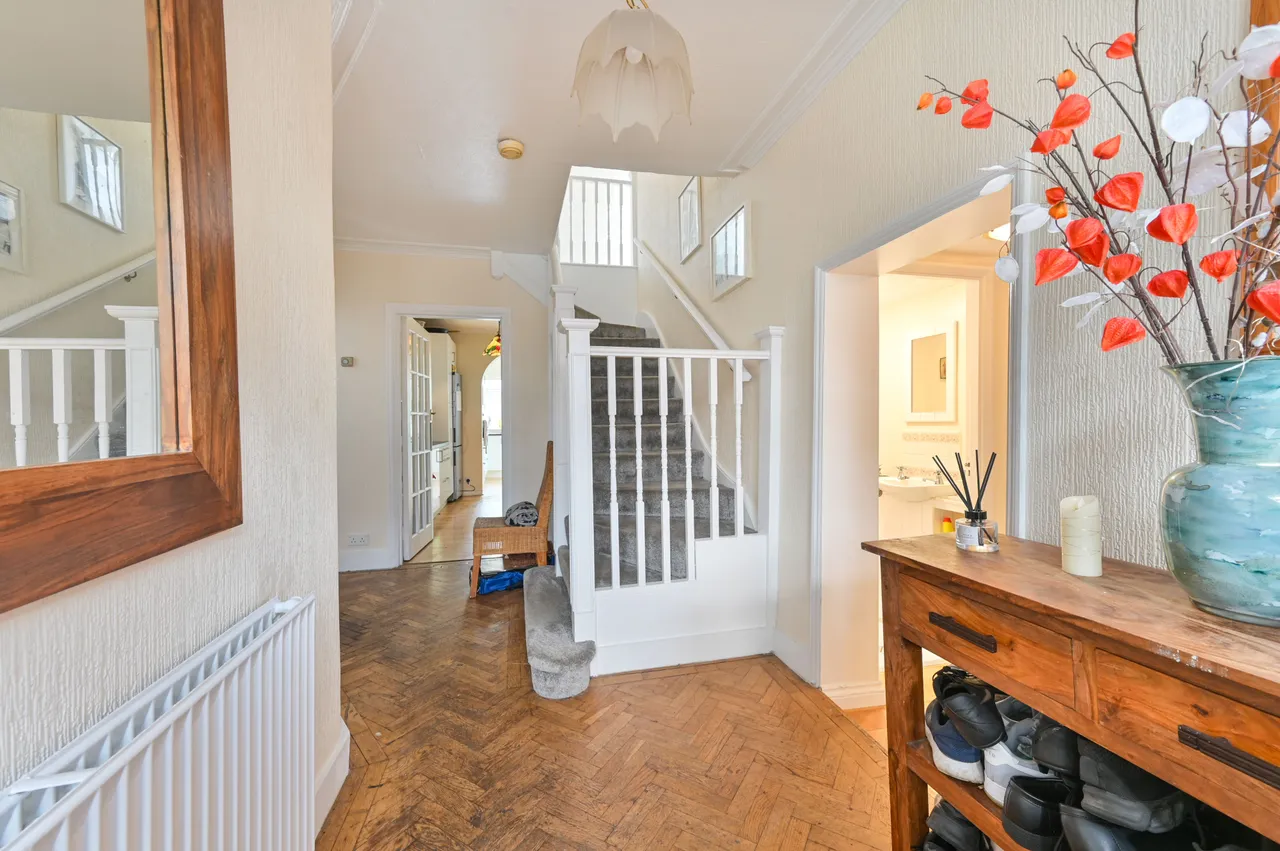 3 Queenscourt, Wembley, photo 8