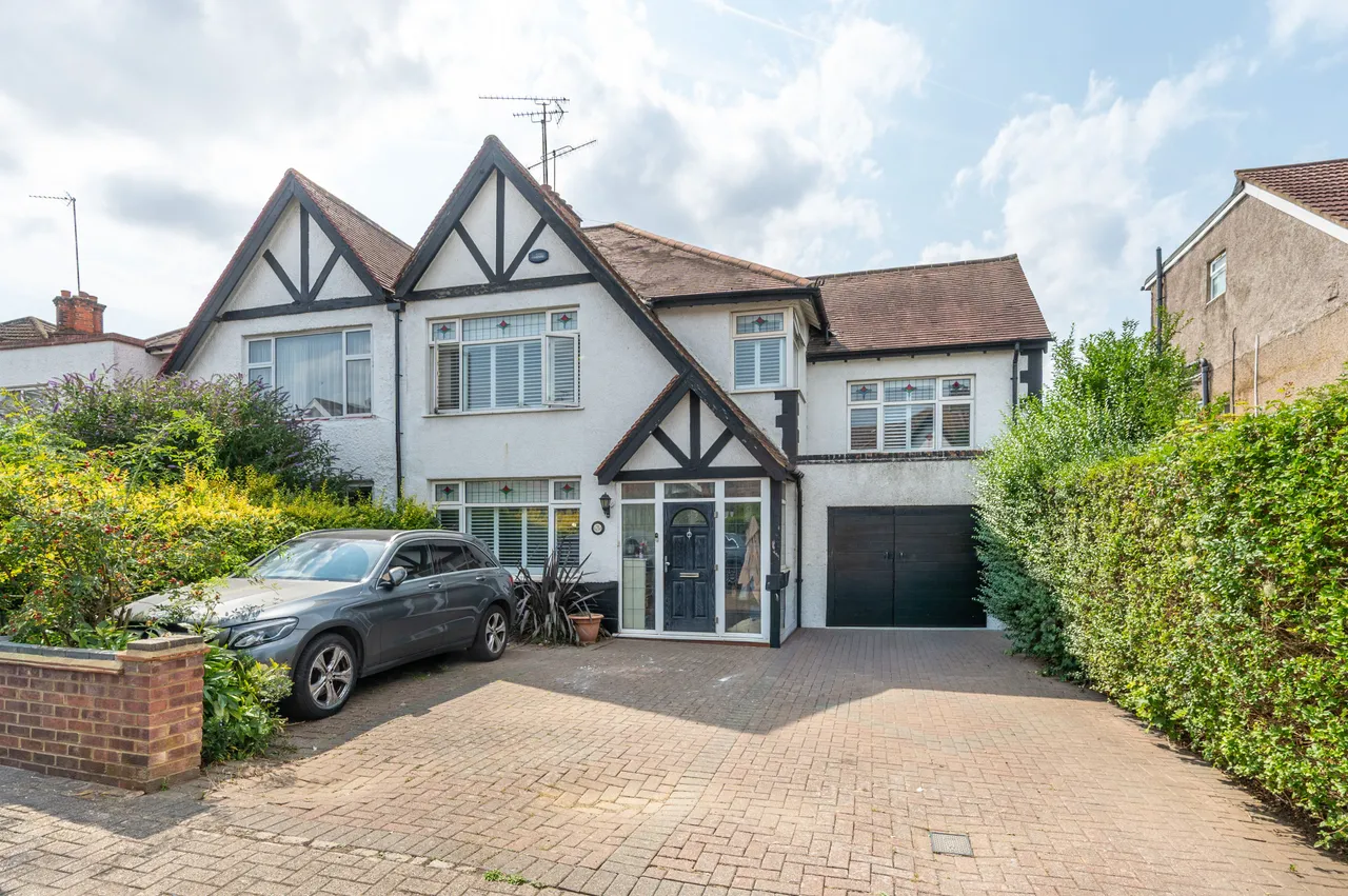 4 bed house for sale — 3 Queenscourt, Wembley
