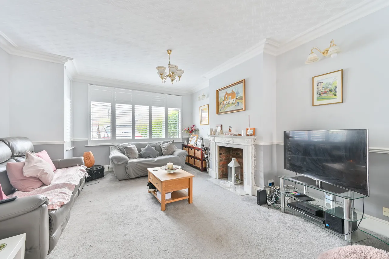 3 Queenscourt, Wembley, photo 2