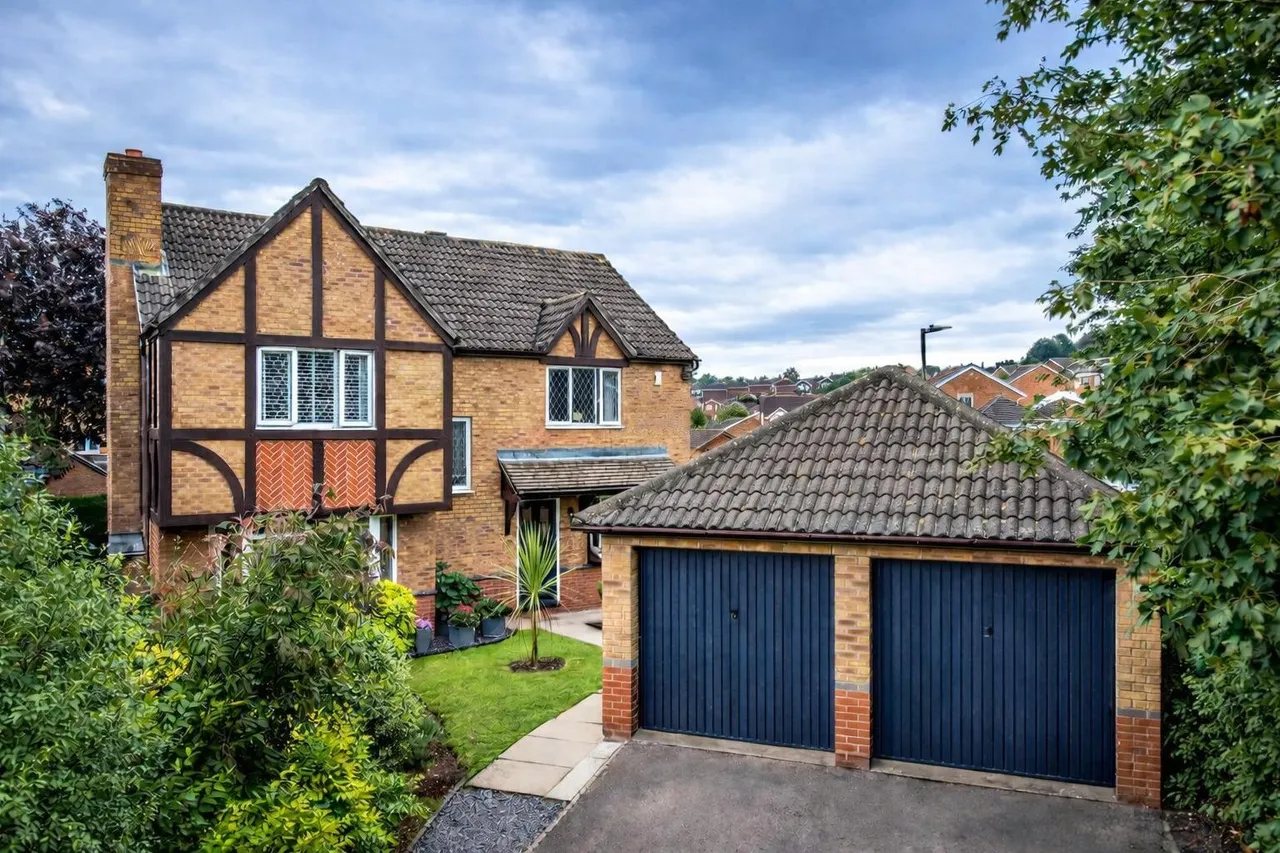 4 bed house for sale — Sabrina Way, Lydney