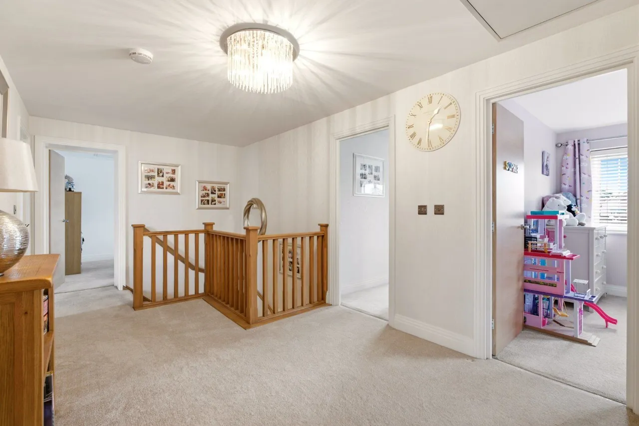 Mortimer Crescent, Kings Park, AL3, photo 16