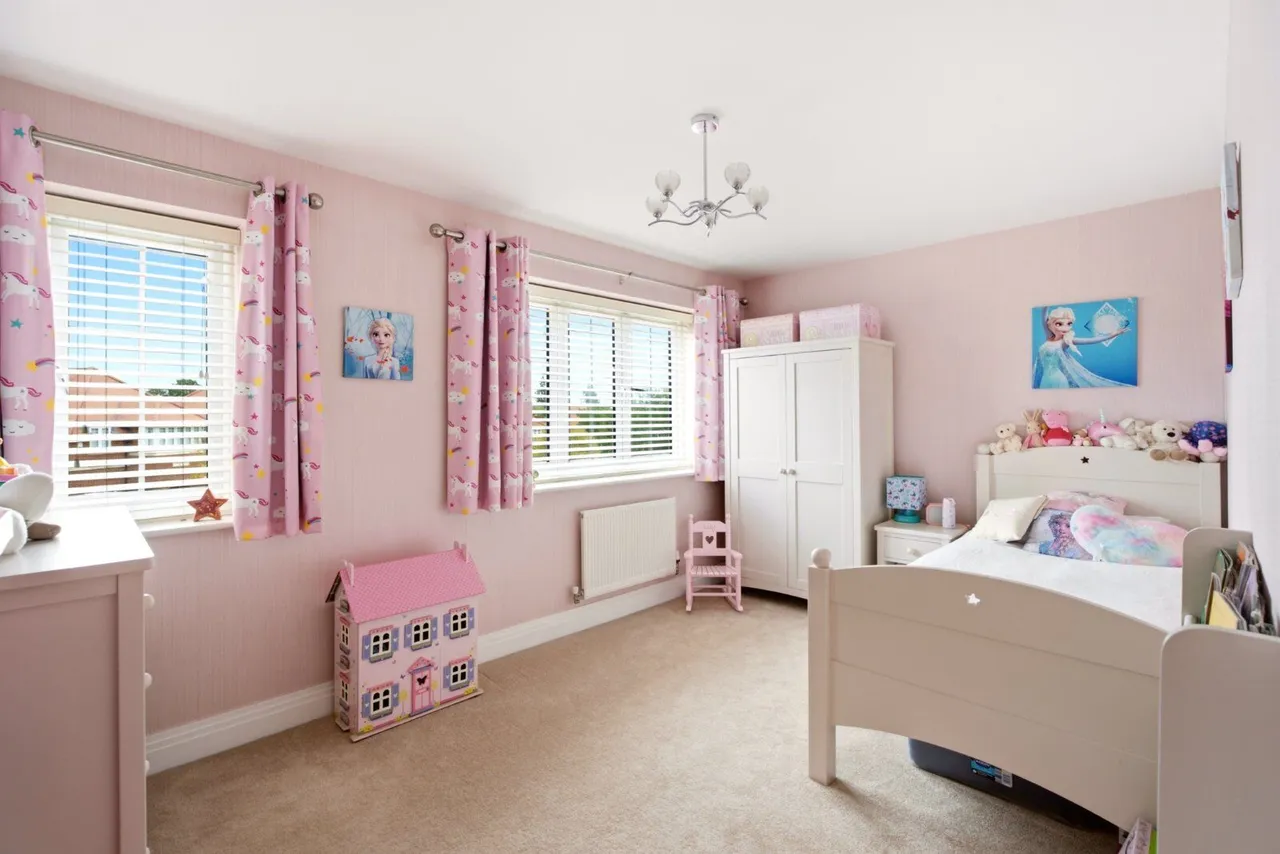 Mortimer Crescent, Kings Park, AL3, photo 13