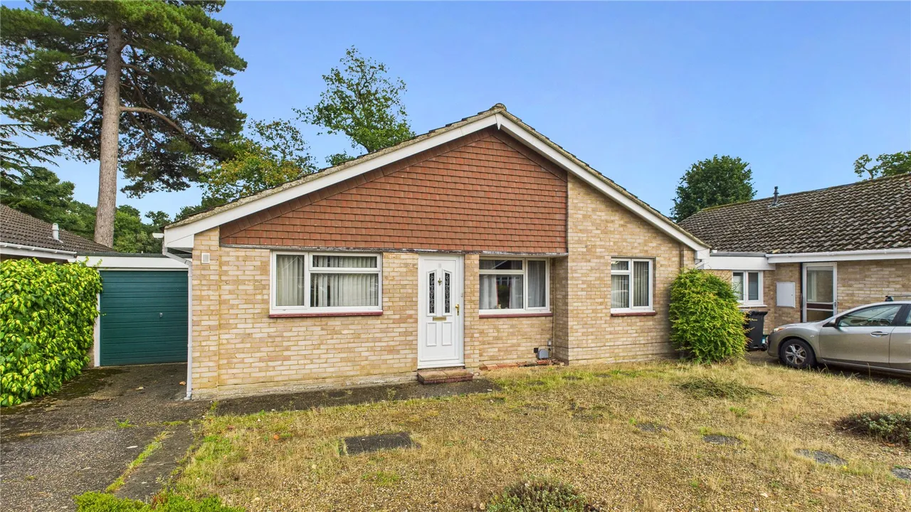 3 bed house for sale, Claydon Road, Horsell, GU21