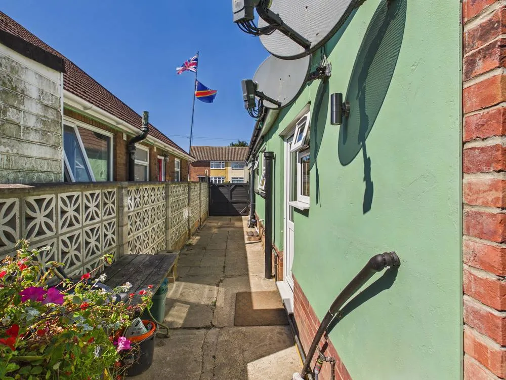 Cloes Lane, Clacton-on-Sea, CO16, photo 19