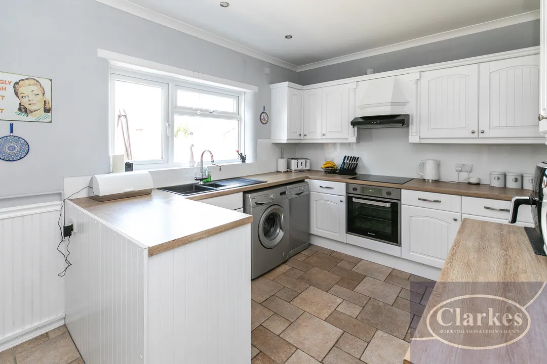 Sunningdale Crescent, Bournemouth, photo 3