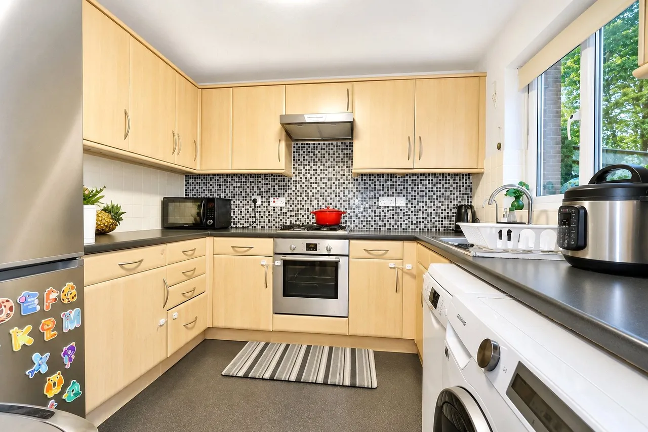 Alterton Close, Goldsworth Park, GU21, photo 2