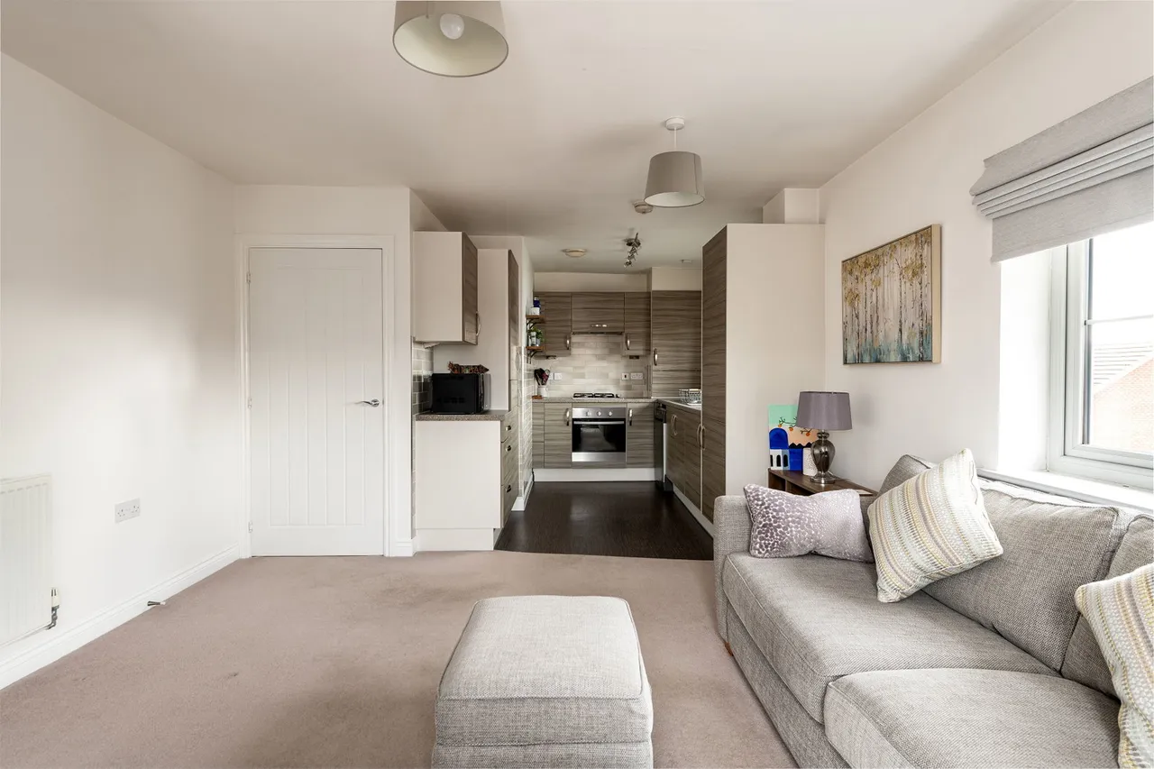 Edmett Way, Langley, photo 5