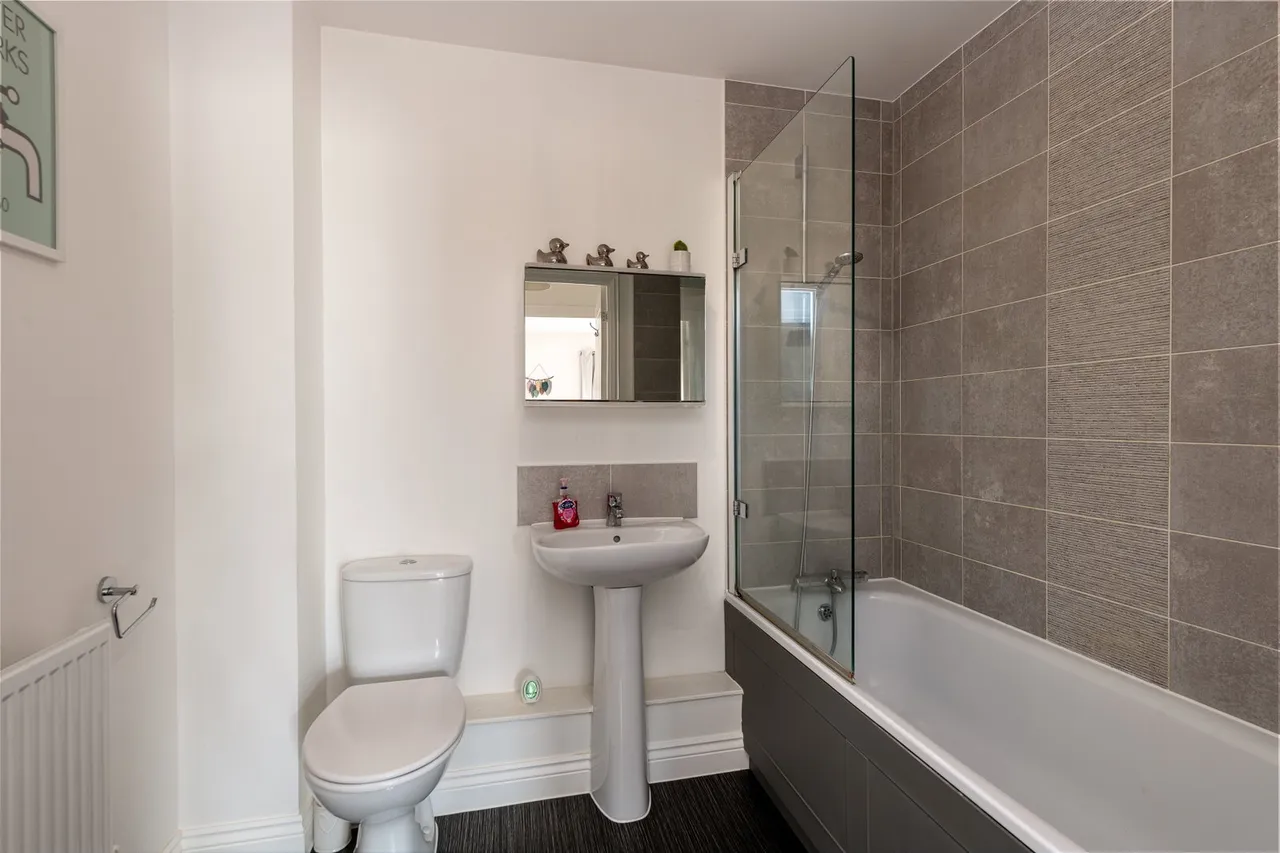 Edmett Way, Langley, photo 9