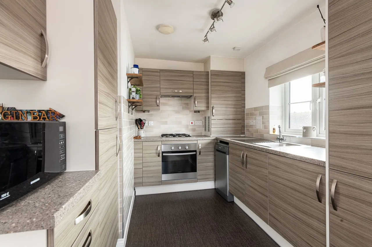 Edmett Way, Langley, photo 6
