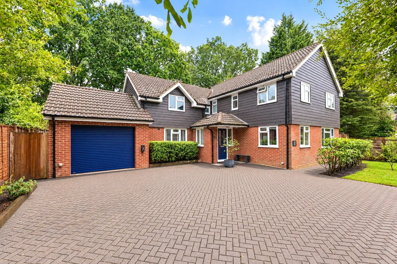 5 bed house for sale — Southby Drive, Fleet, Hampshire, GU51 3BE
