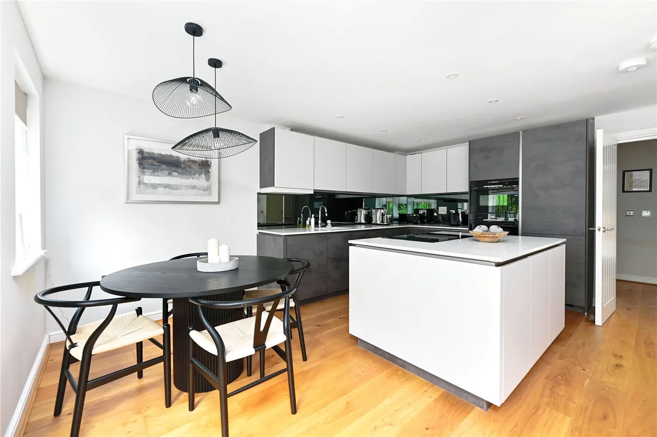 2 bed flat for sale — Fairway Heights, Minley Road, Fleet, Hampshire, GU51 2RB