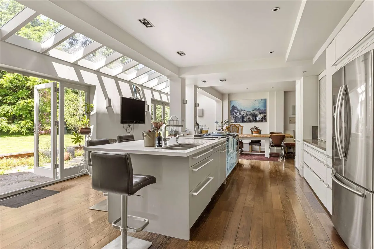 Barrihurst, Cranleigh, Surrey, GU6 8LQ, photo 11
