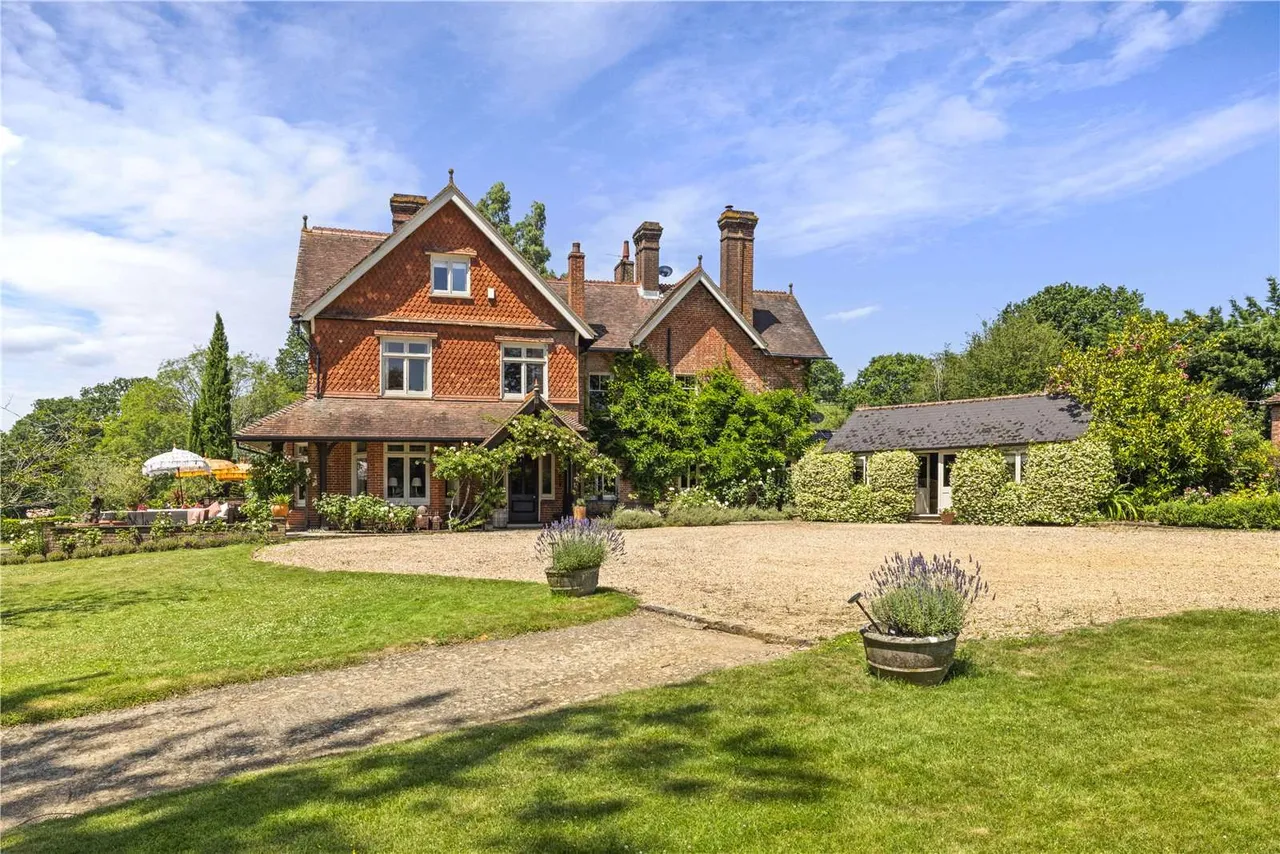 Barrihurst, Cranleigh, Surrey, GU6 8LQ, photo 7