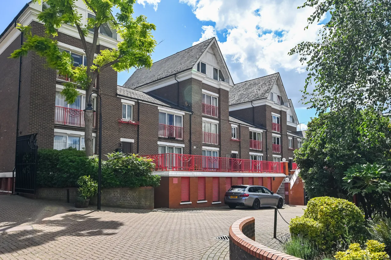 3 bed house for sale — 16 Lockesfield Place, London