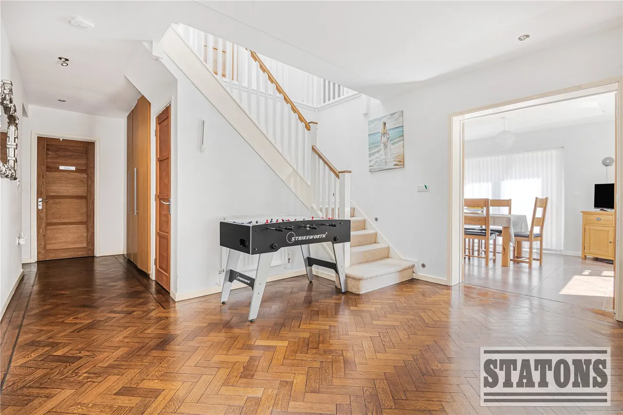 Heath Road, Potters Bar, Hertfordshire, EN6 1LW, photo 4