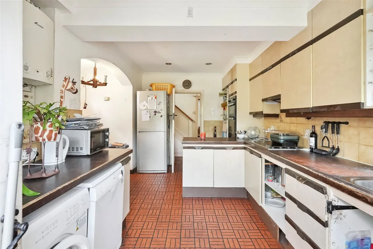 Courtlands Avenue, Hampton, TW12 3NT, photo 5