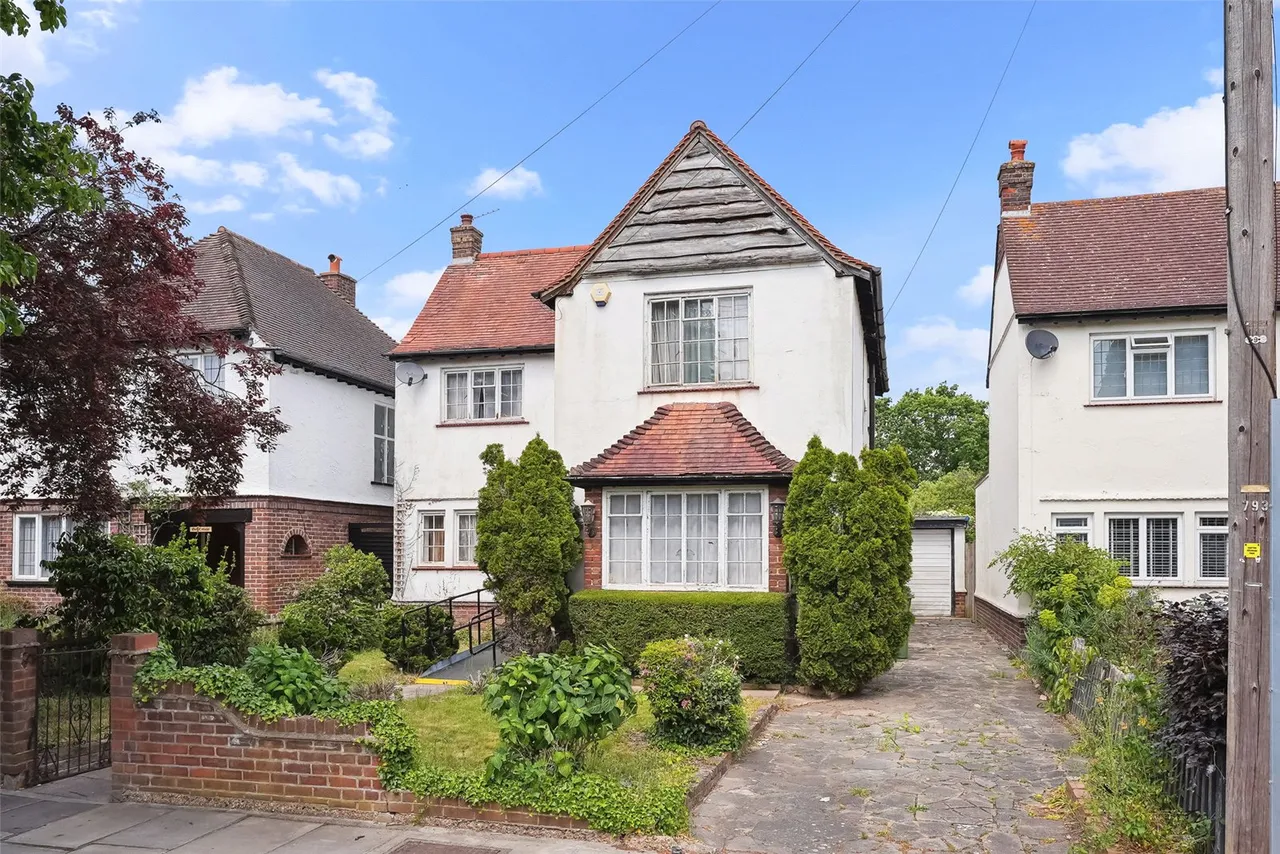 Courtlands Avenue, Hampton, TW12 3NT, photo 2