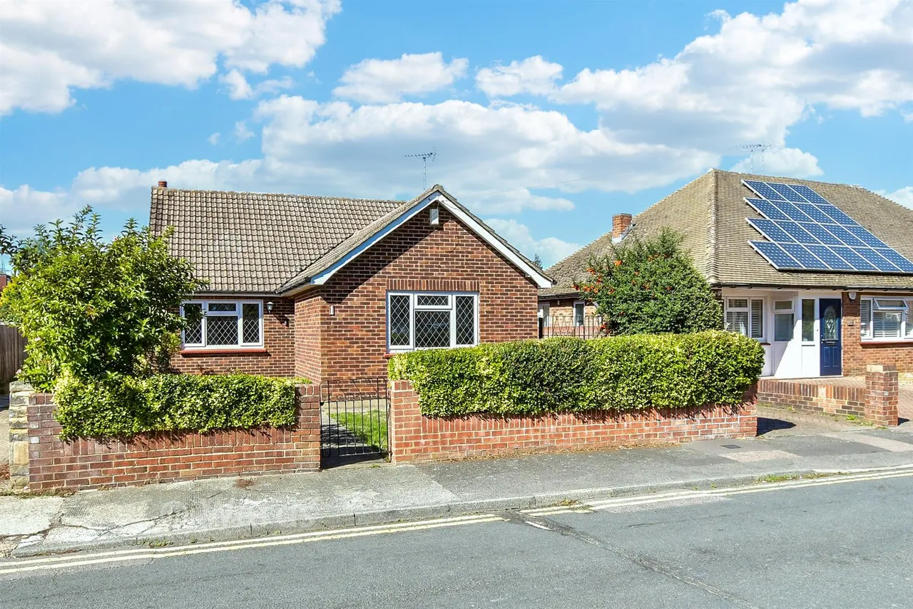 3 bed house for sale, Marconi Road, Northfleet, DA11