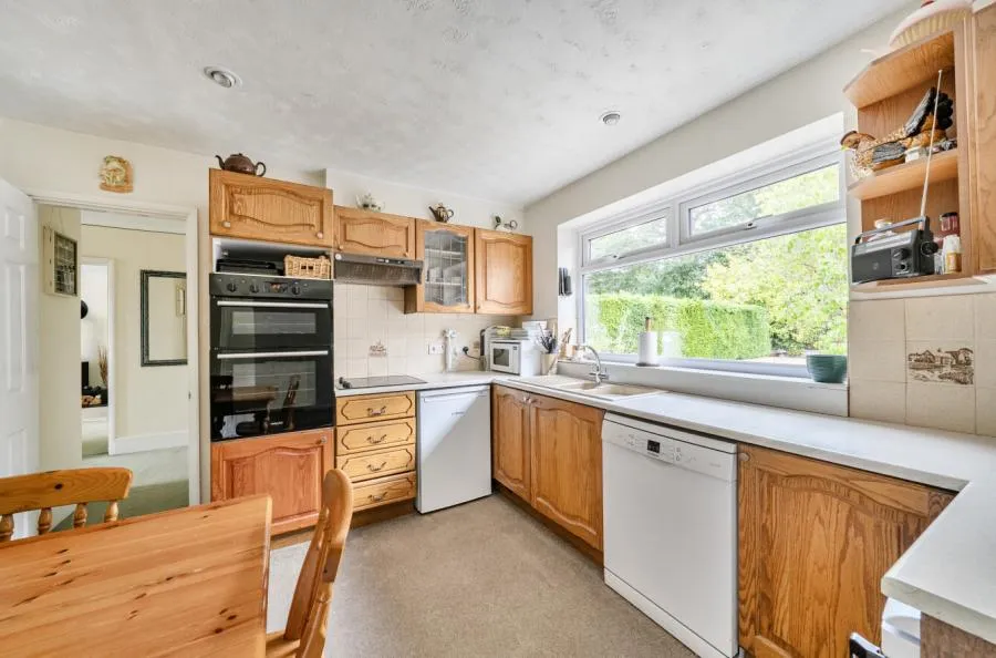 Briarwood Road, Woking, GU21, photo 7