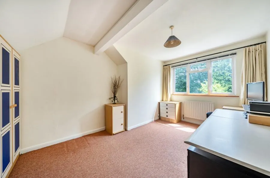 Briarwood Road, Woking, GU21, photo 12