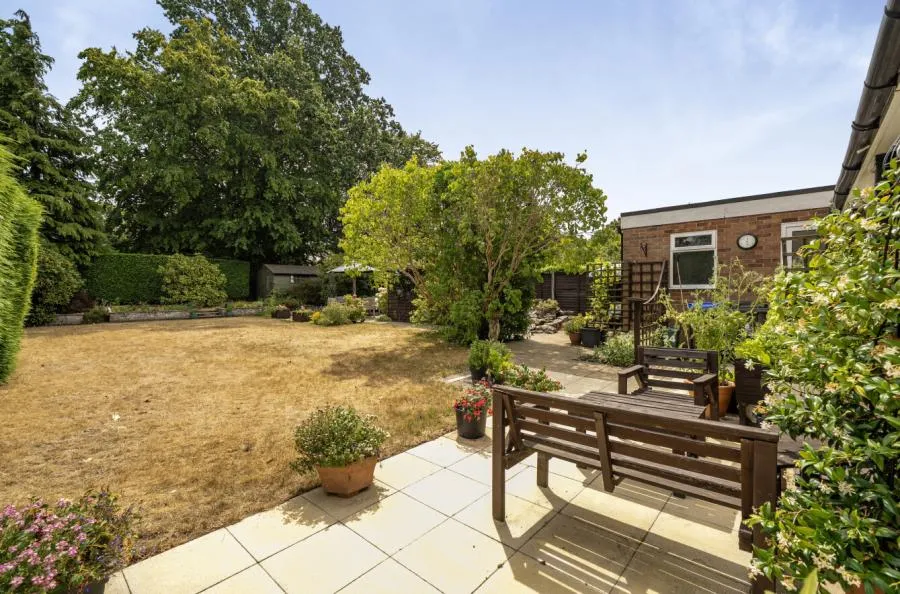 Briarwood Road, Woking, GU21, photo 2