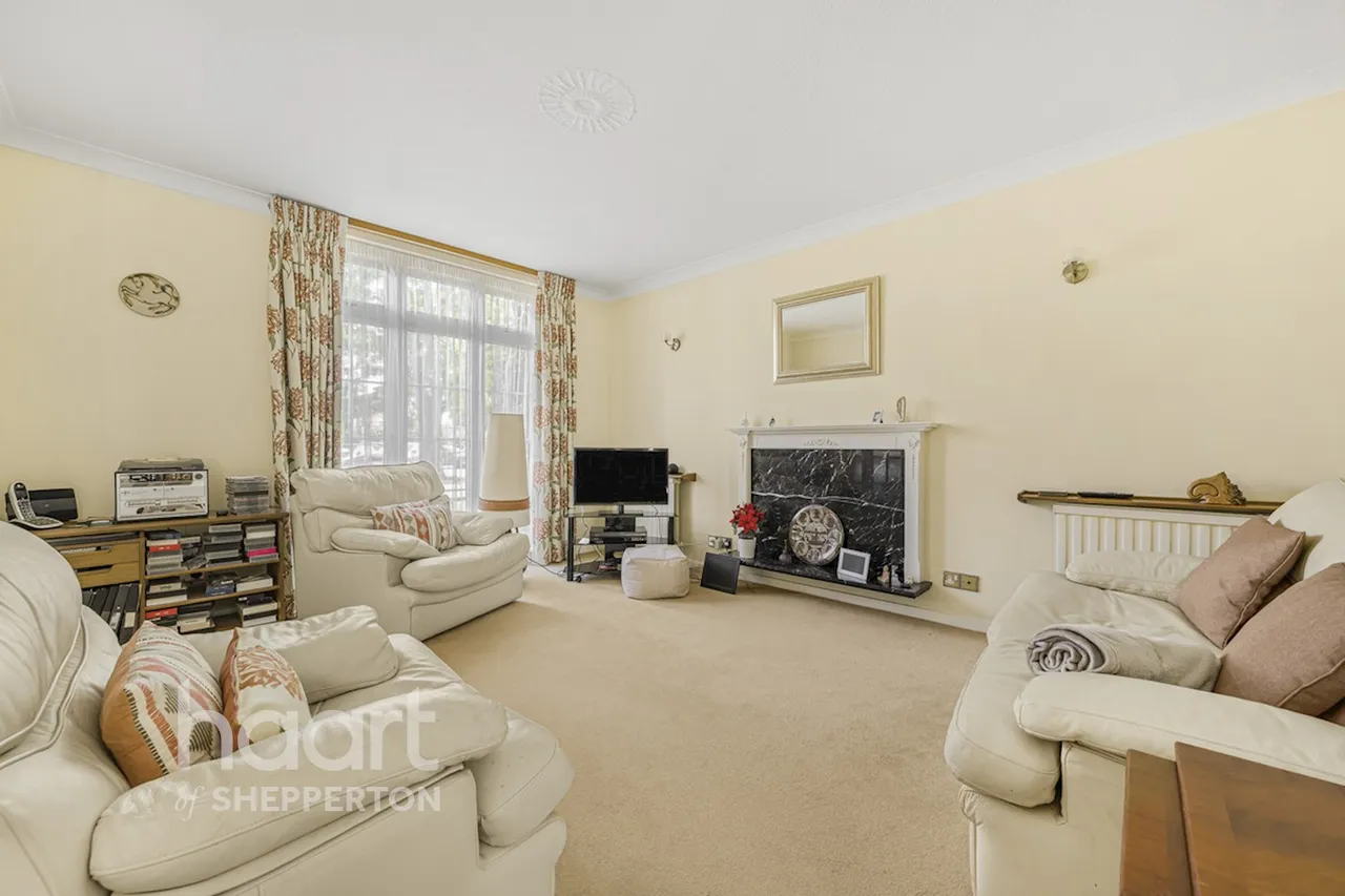 Mulberry Trees, Shepperton, TW17, photo 2