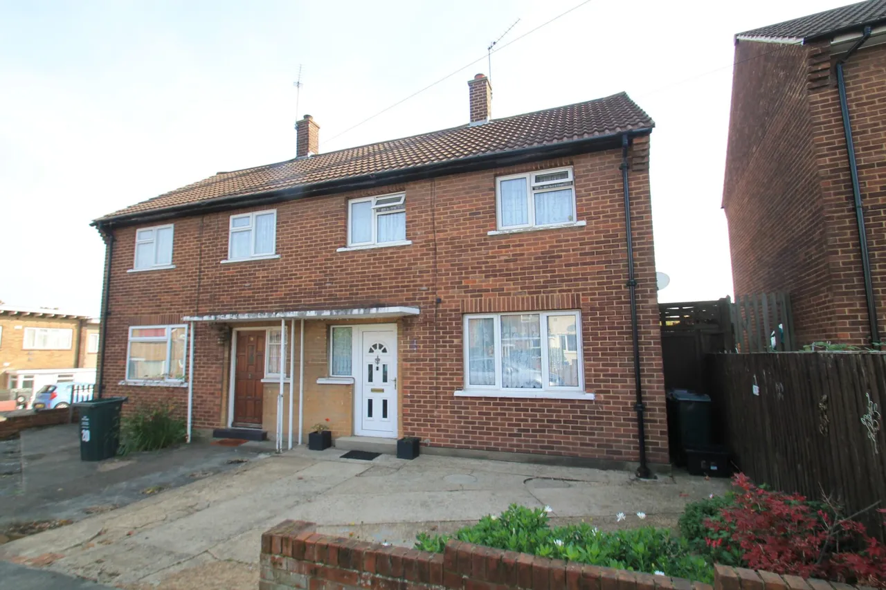 3 bed house for sale — Masefield Road, Dartford
