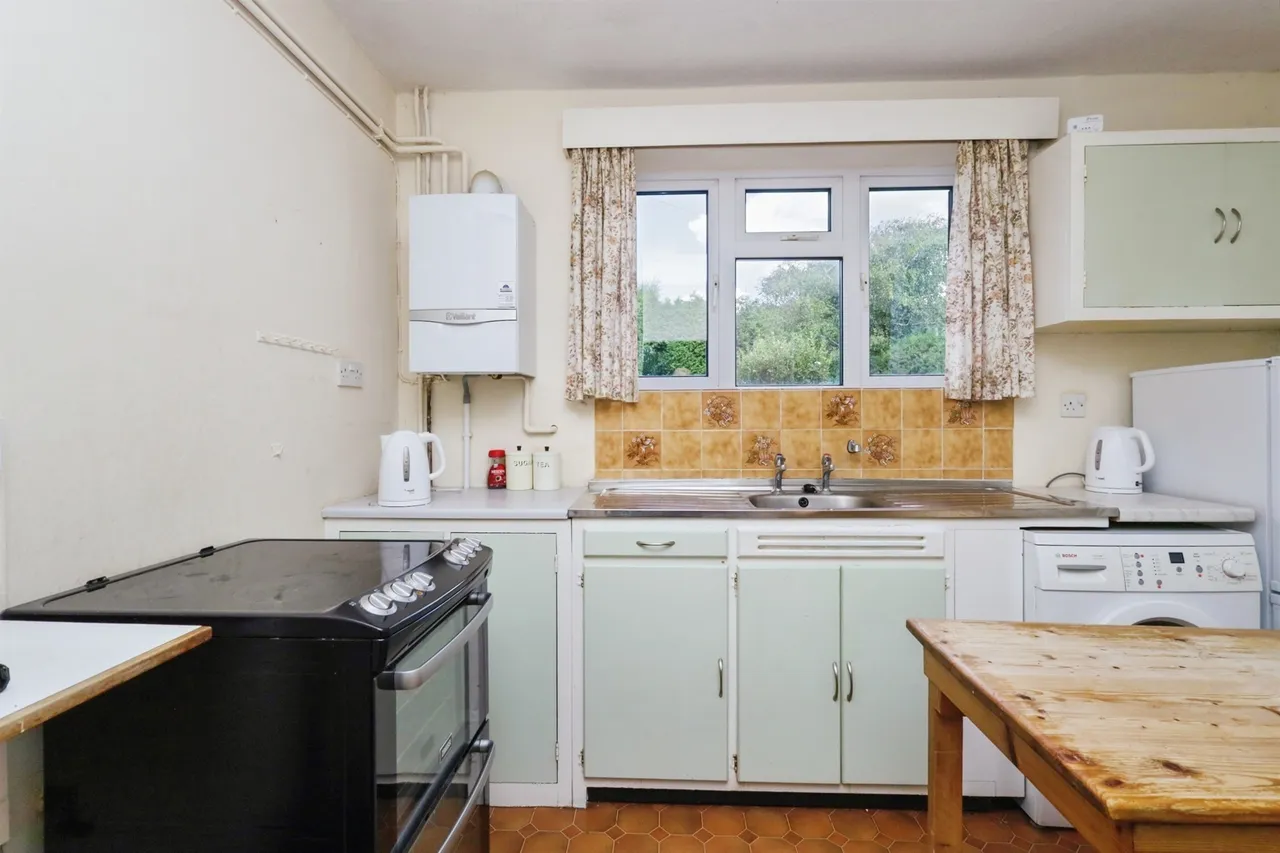 Cobbold Avenue, Eastbourne, photo 4