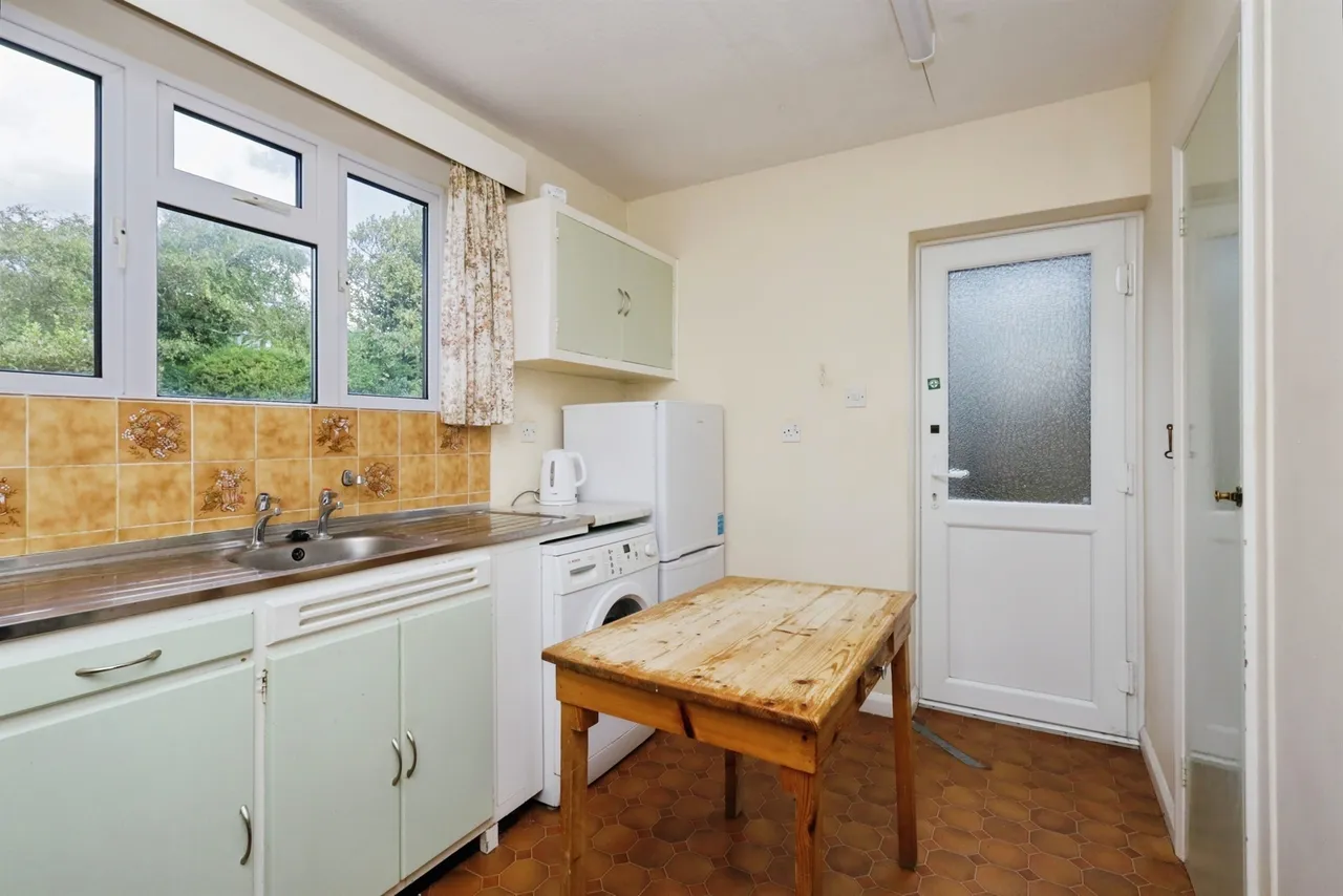 Cobbold Avenue, Eastbourne, photo 3