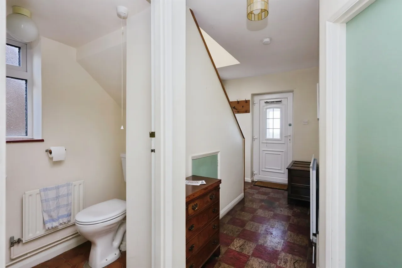 Cobbold Avenue, Eastbourne, photo 9