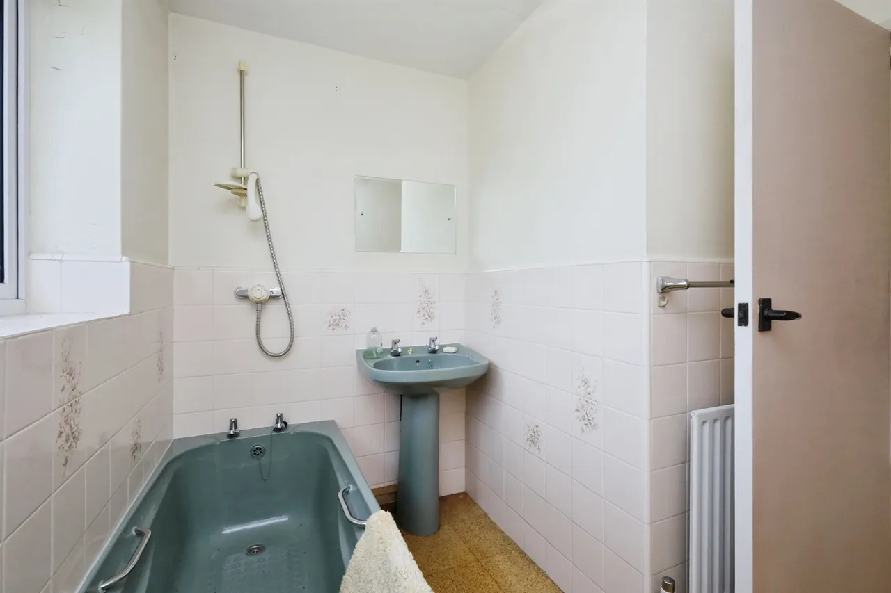 Cobbold Avenue, Eastbourne, photo 11