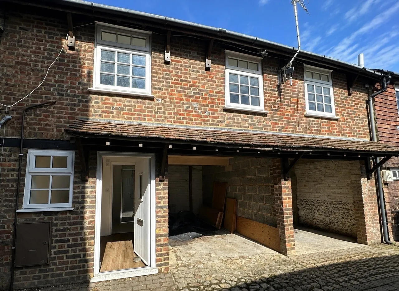 1 bed flat to rent, High Street, Great Missenden, HP16